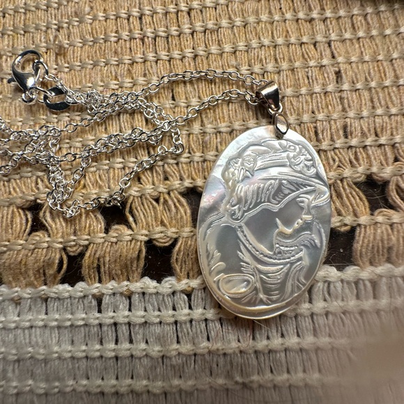 Oval Cameo Shell Pendant Woman Carving on Silver Chain - Picture 16 of 16